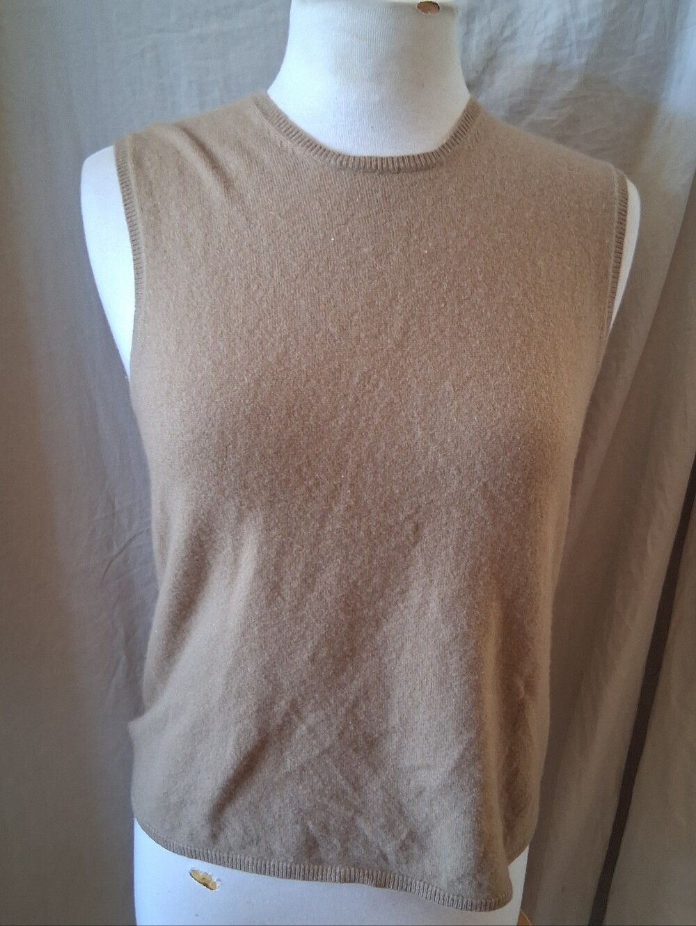 Tse beige cashmere sweater vest.med